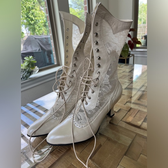 oak tree farms Shoes - Oak Tree Farms 💗 leather and lace antique ankle booties lace up high heel